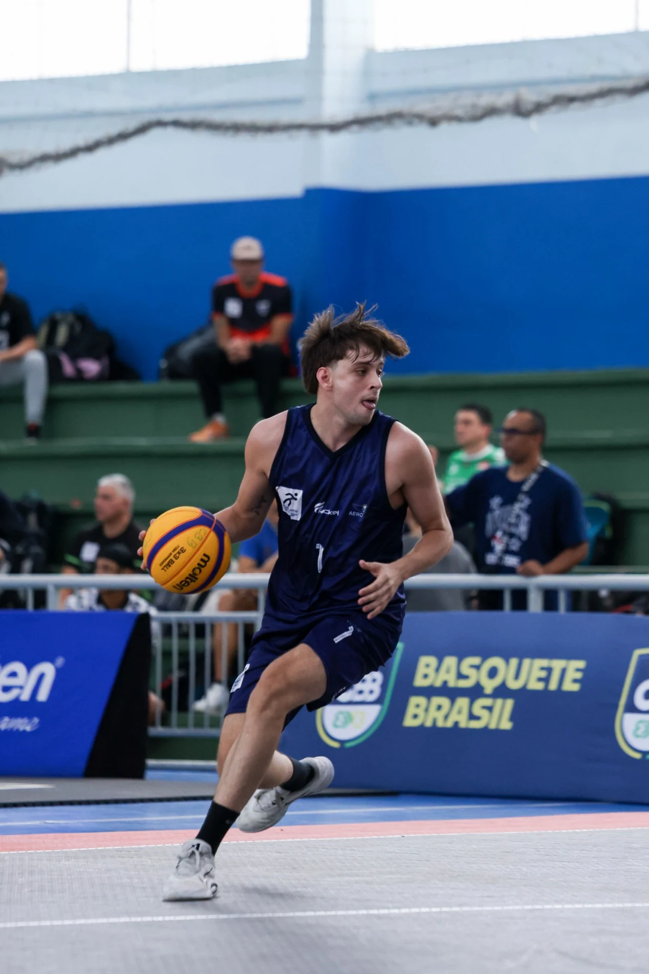 Atleta do BPA 3x3 conduzindo a bola em competição oficial