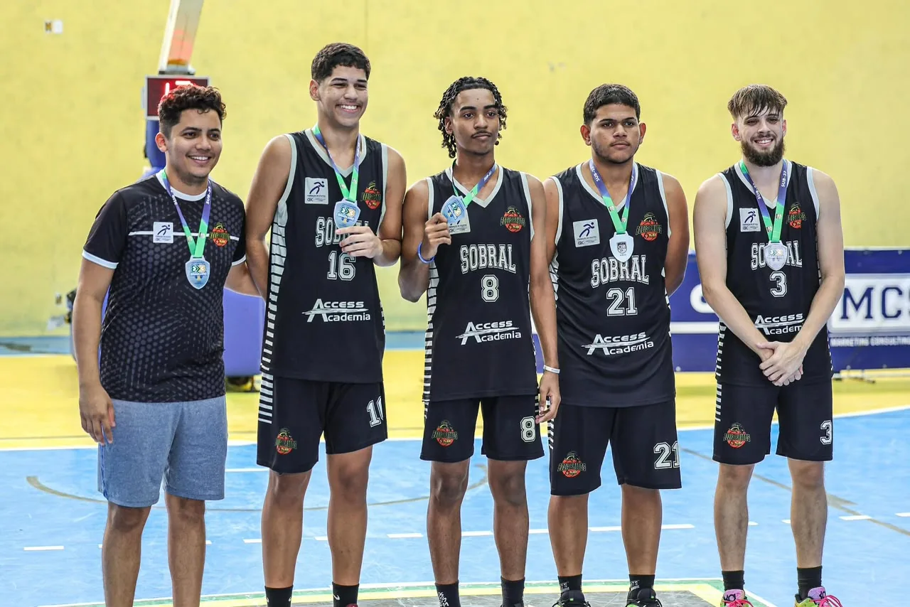 Ed, atleta do BPA, com a equipe que conquistou o segundo lugar na Etapa Nordeste Sub-23 em 2025